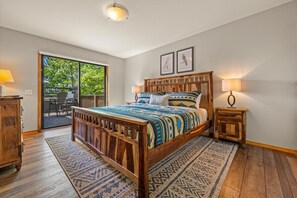 Desk, iron/ironing board, travel cot, WiFi - Stunning MTN and Valley Views! 3BR*Hot Tub*Privacy (Sevierville)