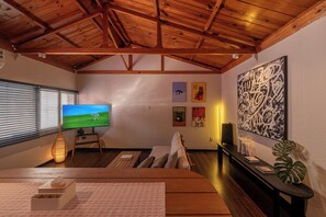 Smart TV - The Cozy Hideout: Studio Inside a Charming Cafe (Cau Ong Lanh)