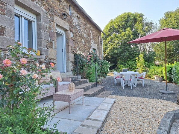 Outdoor dining - Cosy cottage • Mont‑Saint‑Michel Bay (Sougeal)