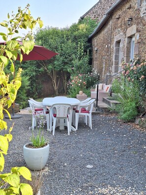 Outdoor dining - Cosy cottage • Mont‑Saint‑Michel Bay (Sougeal)