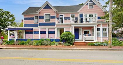 Walk to Ferry & Beach from Central Oak Bluffs
