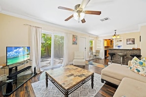 Living area - Quiet 2BR Beach House, Walk to Pier – LBTS (Lauderdale-by-the-Sea)