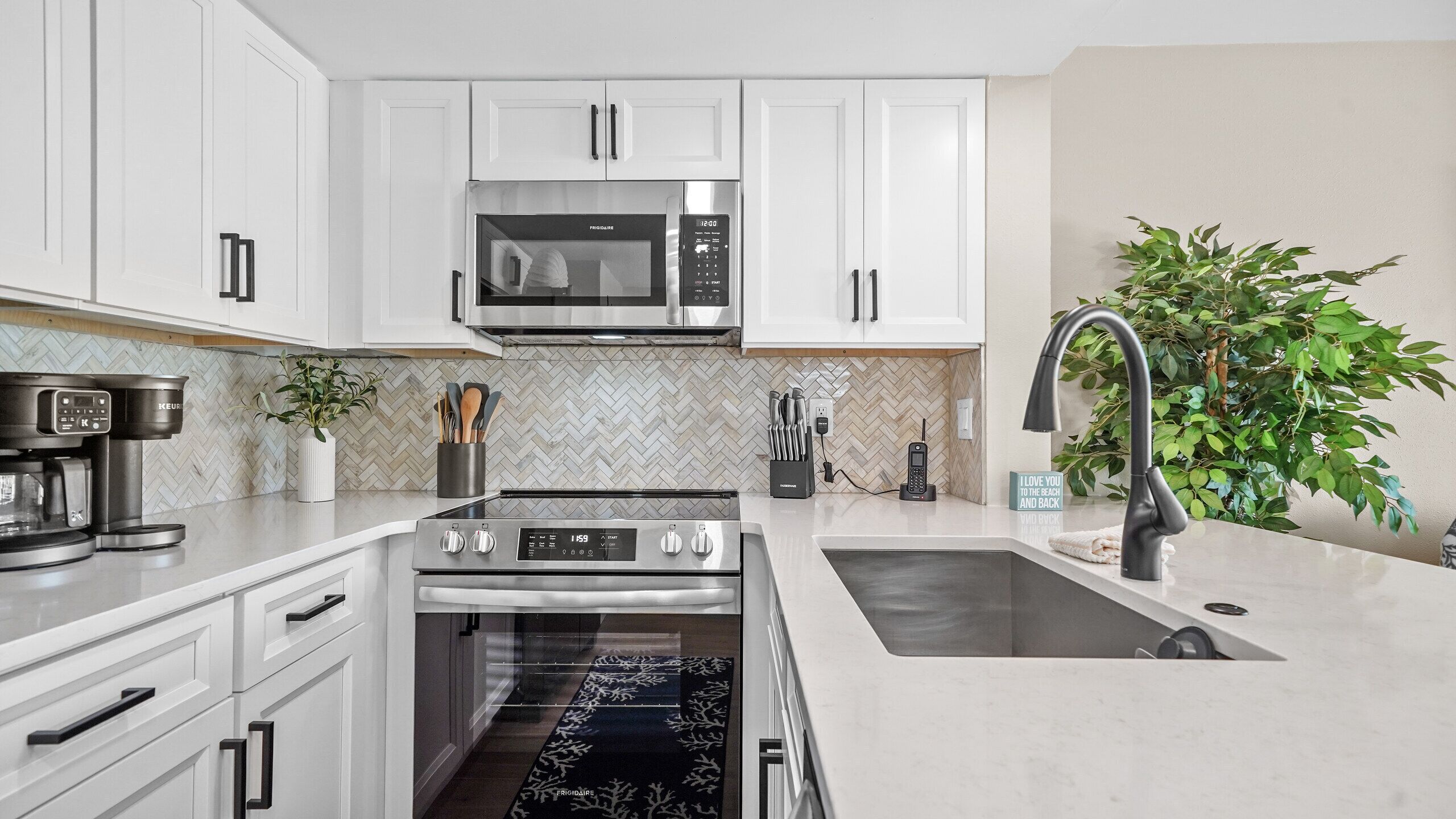 Coffee/tea maker, fridge, microwave, oven