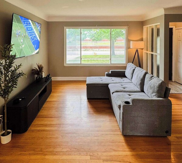 Living area - Spacious Home- 3BR+ Bonus Space - Near Birmingham (Southfield)