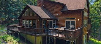5BR Log Home, Game Room, AC, Firepit, Masthope