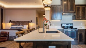 A modern kitchen with a central island, stainless steel appliances, and wooden cabinetry. - Paso Park Suites by Avantstay On the Park + Walk to Downtown Dining Downtown Paso Robles (Paso Robles)