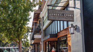 Vista de la calle con un edificio que muestra los rótulos 'General Store Paso Robles' y 'Paso Park Suites'.