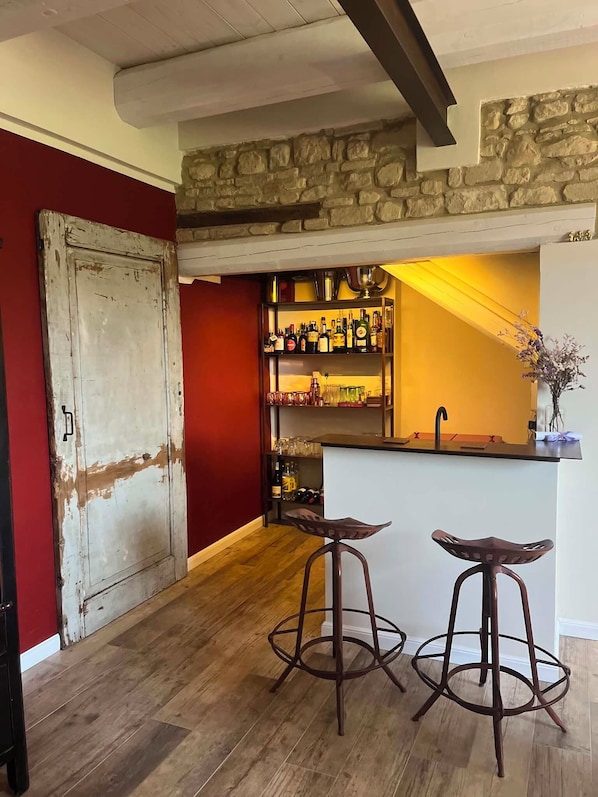 Bar (on property) - A wonderful B&B just a stone's throw from the city, nestled in a peaceful, natural setting (Marche)
