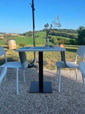 Outdoor dining - A wonderful B&B just a stone's throw from the city, nestled in a peaceful, natural setting (Marche)