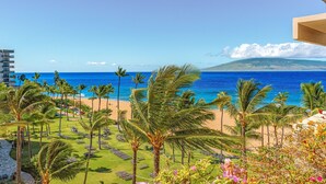 A resort with a beach view, palm trees, and lounge chairs. - The Kaanapali Alii by Maui Resort Rentals (Kaanapali)