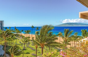 A resort with a beach view, palm trees, and lounge chairs. - The Kaanapali Alii by Maui Resort Rentals (Kaanapali)