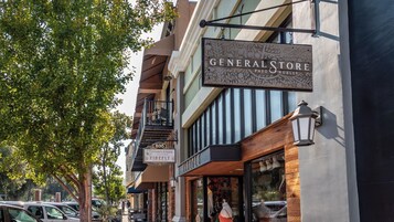 Vista de la calle con un edificio que muestra los rótulos 'General Store Paso Robles' y 'Paso Park Suites'.