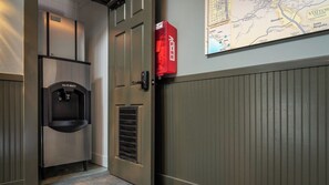 A hallway with a fire alarm, a water dispenser, and a map on the wall. - Paso Park Suites by Avantstay Park-view Balcony Downtown Paso Robles (Paso Robles)