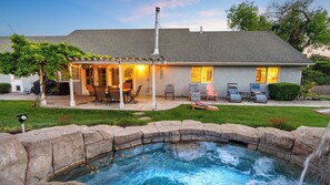 A house with a covered patio, outdoor seating, and a swimming pool. - Summer Place by Avantstay Waterfall Spa + Backyard Atascadero Wine Country (Templeton)