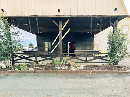 Eagle Nest Inn & Apartments
