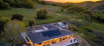 The J's Nest by Avantstay Hot Tub + BBQ + Lawn Games Panoramic Lake + Oak Hill Views