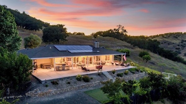 The J's Nest By Avantstay Hot Tub + Bbq + Lawn Games Panoramic Lake + Oak Hill Views - Halter Ranch, Paso Robles