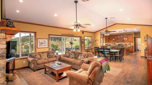 The J's Nest by Avantstay Panoramic Views Hot Tub Game Room BBQ