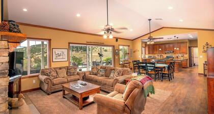 The J's Nest by Avantstay Panoramic Views Hot Tub Game Room BBQ