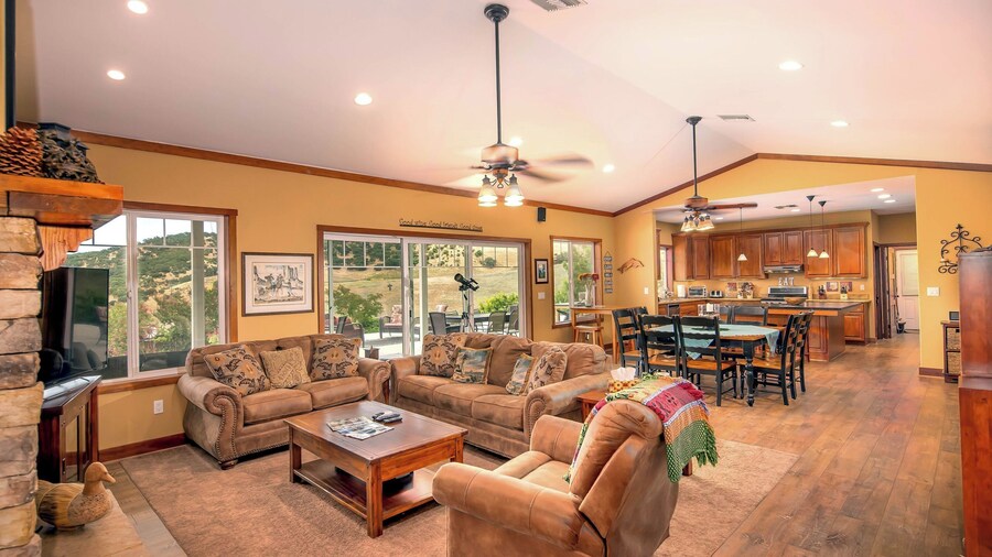 The J's Nest by Avantstay Panoramic Views Hot Tub Game Room BBQ