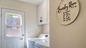 A laundry room with a wall-mounted sign listing laundry tasks. - The J's Nest Cottage by Avantstay Canyon Views + BBQ Paso Robles Wine Country (Paso Robles)