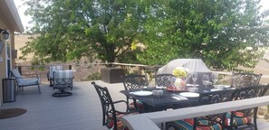 An outdoor patio with a dining table set for four, surrounded by chairs. - The J's Nest Cottage by Avantstay Canyon Views + BBQ Paso Robles Wine Country (Paso Robles)