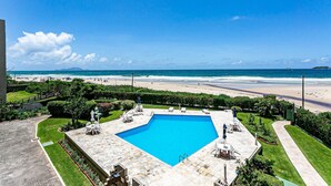Ein Pool mit Blick auf Strand und Meer.