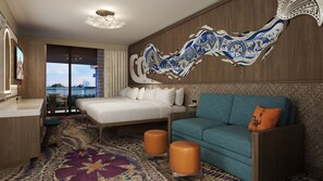 Une chambre d’hôtel avec un lit, un canapé, une table basse et une vue sur l’extérieur.