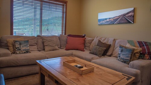 The J's Nest Deluxe by Avantstay Sleeps 18 Hot Tub + Game Room Paso Robles