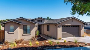 A residential house with a garage, a covered entryway, and a landscaped front yard. - Westside Riley House by Avantstay BBQ Deck + Game Lounge Wine Country (Paso Robles)