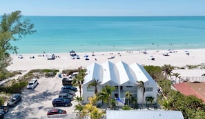 Sun loungers, beach towels - Beachfront · Heated Pool · Steps to the Sand (Holmes Beach)