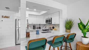 Coffee/tea maker, fridge, microwave, oven