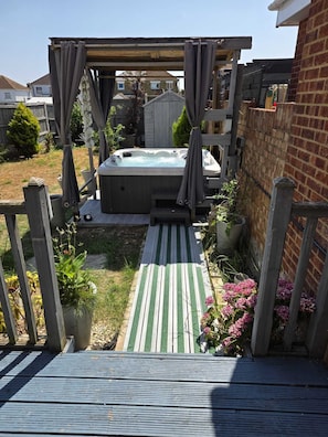 Terrace/patio - Serene 1-bedroom house in charming Deal perfect for relaxing stays (Deal)