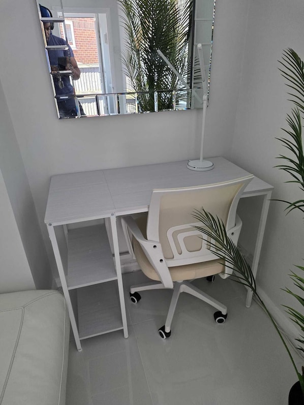 Interior - Serene 1-bedroom house in charming Deal perfect for relaxing stays (Deal)