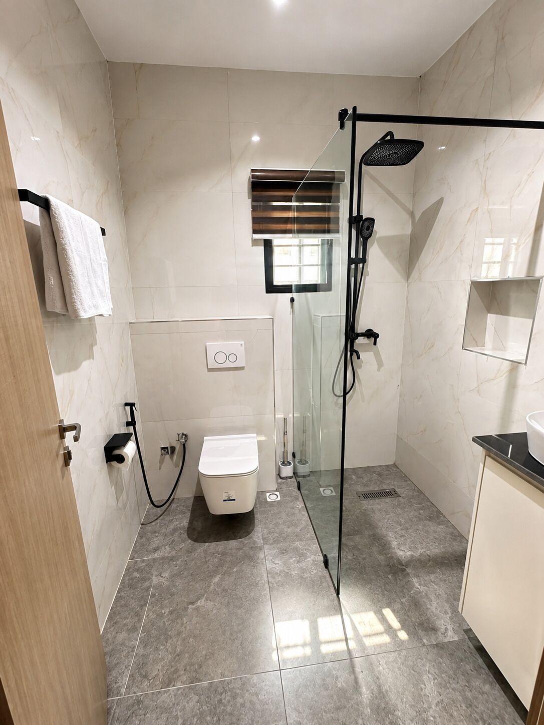 Apartment, 1 Queen-Bett, Nichtraucher, Stadtblick | Badezimmer | Dusche, Handtücher, Seife, Shampoo