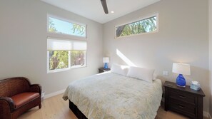 A bedroom with a bed, a chair, a nightstand, and two windows. - Twice is Nice by Avantstay Gourmet Kitchen + Heated Baths Downtown Paso Robles Wine Country (Paso Robles)