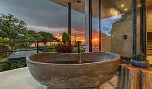 A large stone basin on a balcony with a view of the sunset over the ocean. - Minimalist Luxury Villa with 180° Ocean Views, 5 bdrs, 10 min from Uvita (Uvita)