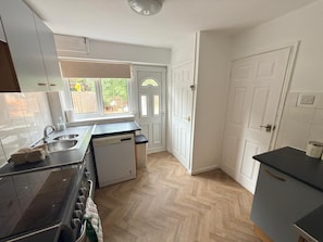 Private kitchen - Spacious 3BR Home | Near Huddersfield Town Centre, University & M62 (Huddersfield)