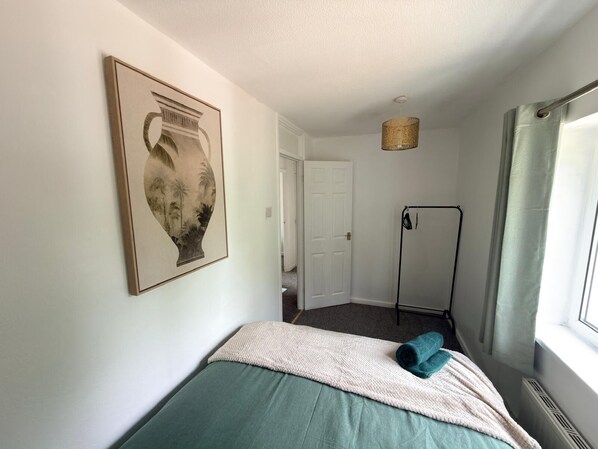 Room - Spacious 3BR Home | Near Huddersfield Town Centre, University & M62 (Huddersfield)
