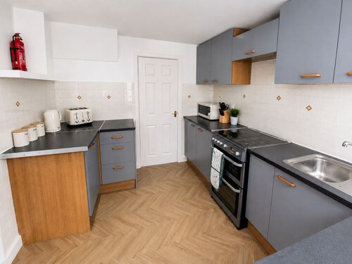 Spacious 3BR Home | Near Huddersfield Town Centre, University & M62