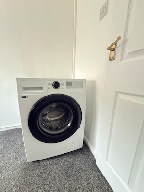 Interior - Spacious 3BR Home | Near Huddersfield Town Centre, University & M62 (Huddersfield)