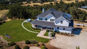 A large two-story house with a covered porch and a hot tub. - Graceful Oaks by Avantstay Pool + Oak Trails + Lawn Games Near Paso Robles (Paso Robles)