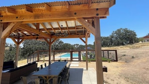 A wooden pergola with a pool and outdoor seating area. - Graceful Oaks by Avantstay Pool + Oak Trails + Lawn Games Near Paso Robles (Paso Robles)