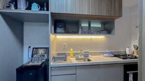 Una cocina moderna con horno empotrado, pileta y estufa.