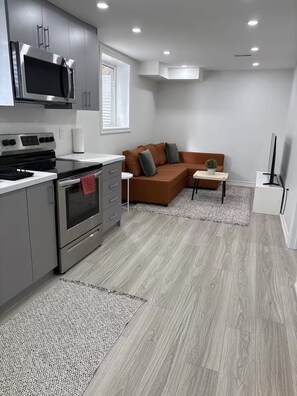 Private kitchen - Modern Private Basement Suite in Milton (Milton)