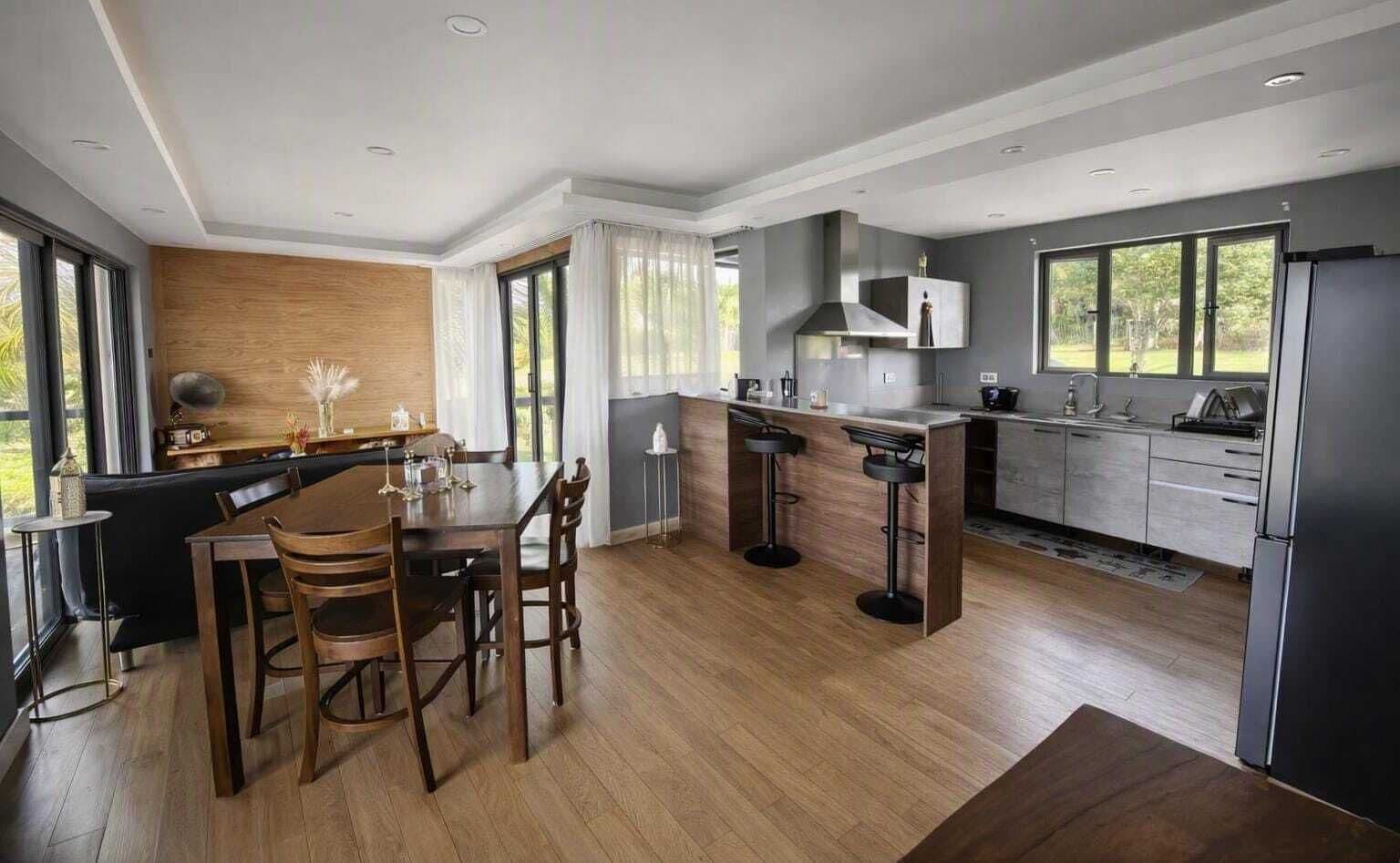 Full-sized fridge, microwave, oven, stovetop