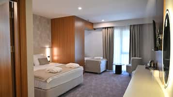 Basic Triple Room | In-room safe, desk, laptop workspace, soundproofing