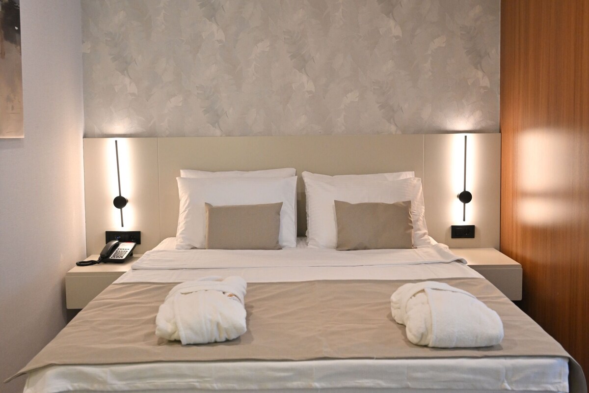 Classic Double Room | In-room safe, soundproofing, iron/ironing board, WiFi (free)