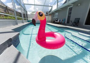 Une piscine avec un flotteur en forme de flamant rose.