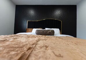 A bed with a headboard, pillows, and a blanket. - Brilliant 3-bedroom house with AC in charming Kissimmee (Kissimmee)